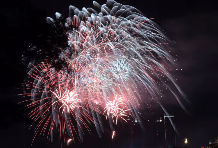 Fireworks light up sky in Ho Chi Minh City to welcome in the new year of 2021. (Photo: VNA)