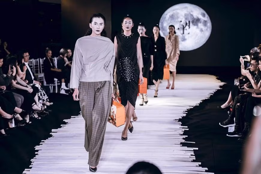 Inspired by luxurious and stylish handbags, Hilton Hanoi Opera aims to provide the market with a mooncake gift box makeover (Photo:VNA) 