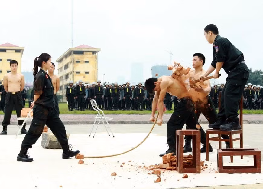 Demonstration performance of the mobile police regiment (Photo: VNA)