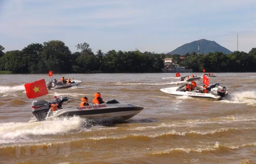 Mobile Police Force Command in collaboration with the Police force of Thua Thien-Hue province organize a rehearsal for disaster prevention and search and rescue in the province, 2015 (Photo: VNA)
