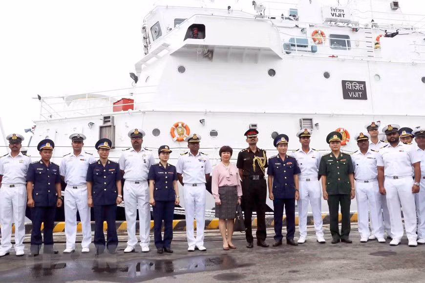 Indian Coast Guard Ship ICGS VIJIT with 140 crewmembers aboard is on its four-day goodwill visit to the central city of Da Nang (Photo: VNA)