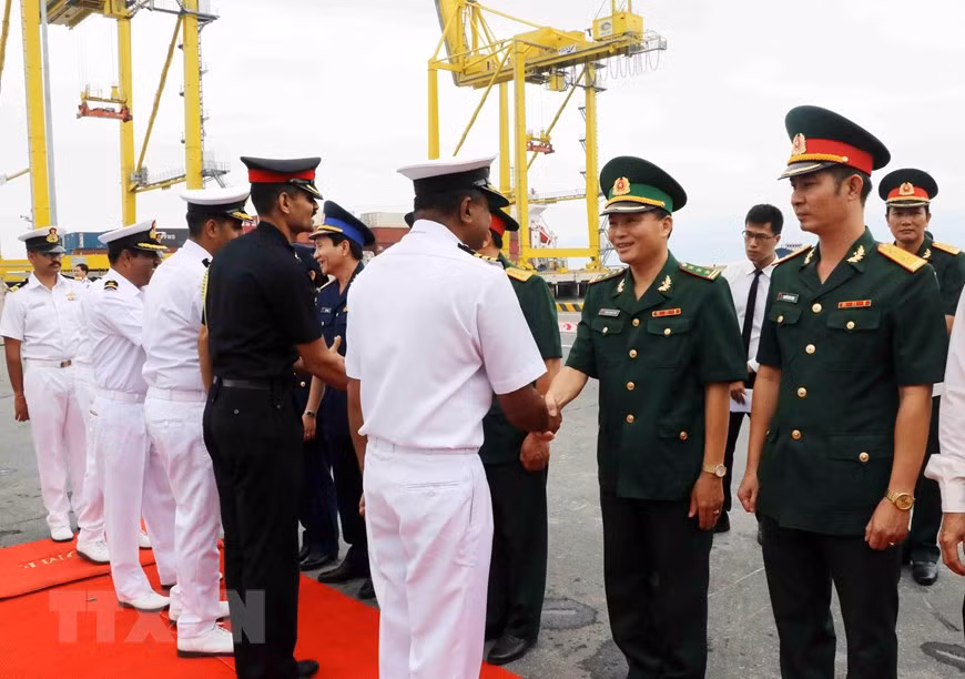 The ship crewmembers will hold a joint search and rescue drill with the Vietnam Coast Guard (Photo: VNA) 