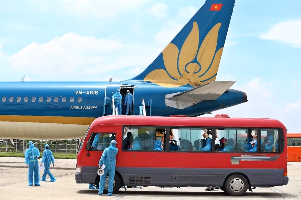 The first flight brought stranded passengers in Da Nang to Hanoi