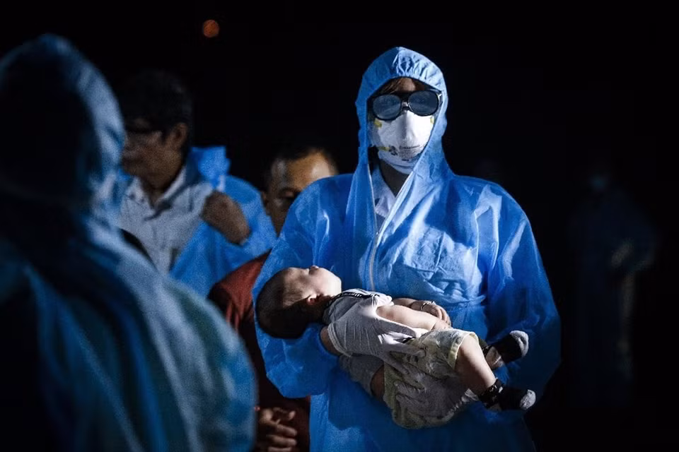 This photo by Vietnam News Agency photographer Luu Trong Dat won first prize in the professional photograph category. The photo was taken on June 19, 2020 at 20h49 at the place to welcome citizens returning from abroad to perform isolation and monitoring of COVID-19 under the 814 Regiment – Military Command of Hoa Binh Province. 