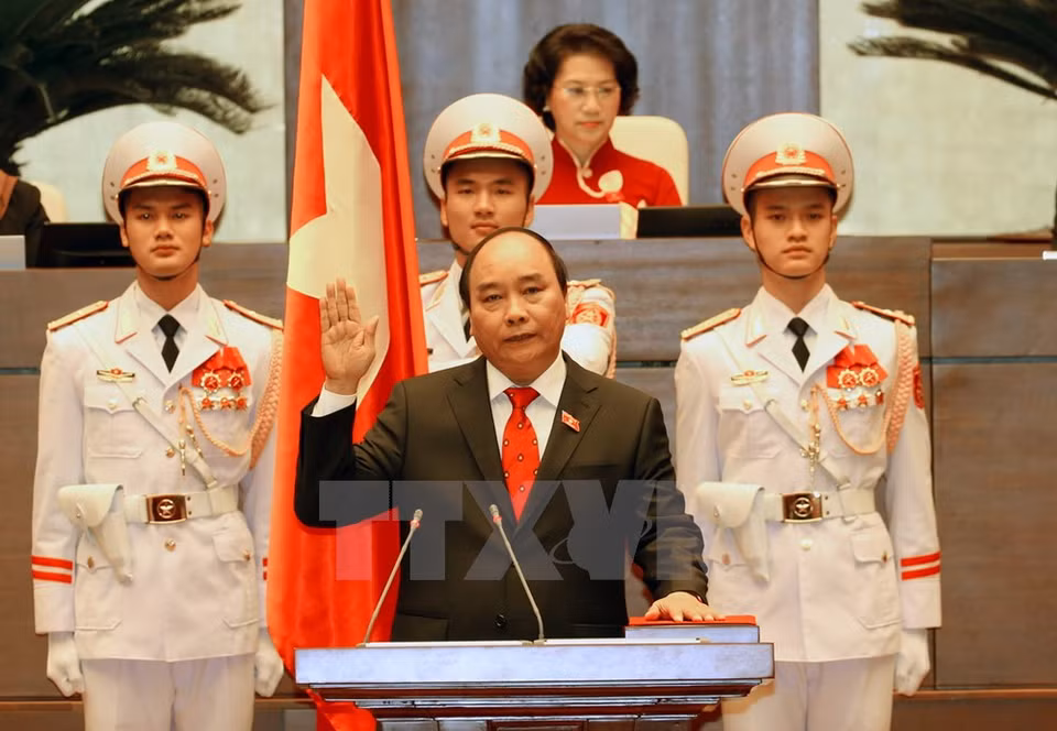 PM Nguyen Xuan Phuc takes oath ​(Photo: VNA)