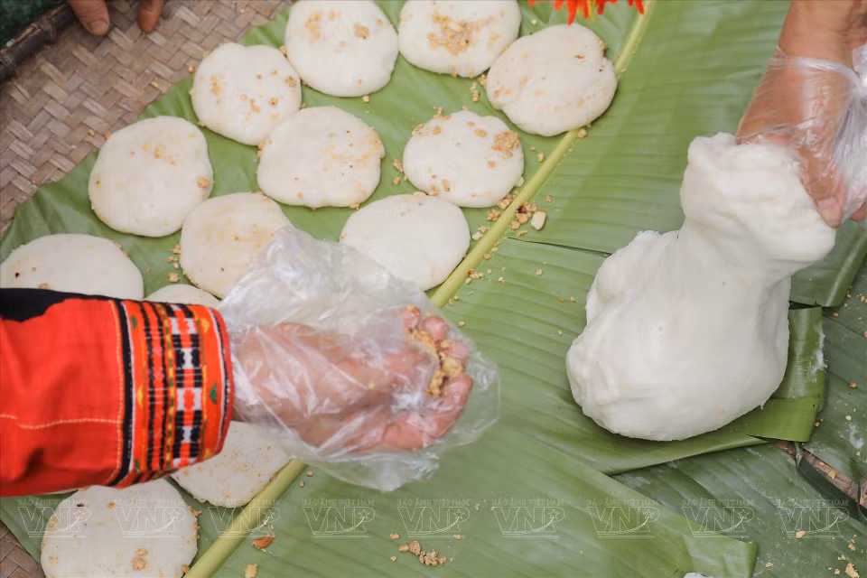 Cakes are shaped into a round shape with a diameter of approximately 10cm. They represent a spirit of unity and harmony within both the family and the clan. (Photo: VPA/VNA)
