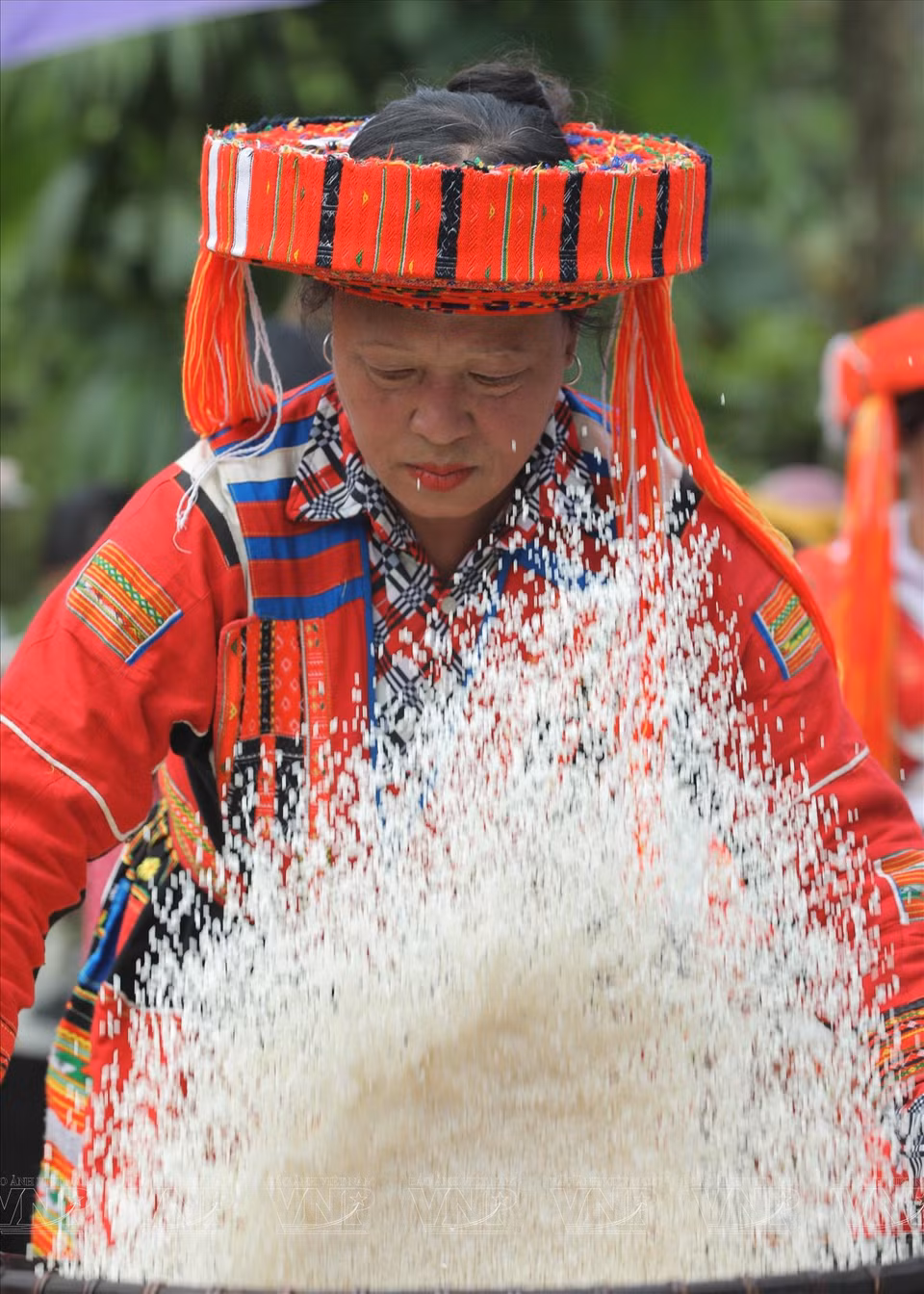 Removing grit from the rice. (Photo: VPA/VNA)