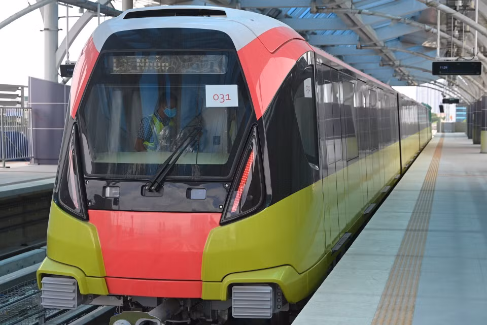 The train makes a stop at S8 Station. According to the Hanoi Urban Railway Management Board, by the end of June, the project was 72.8 percent complete, with the elevated section at 87.85 percent. (Photo: VNA)