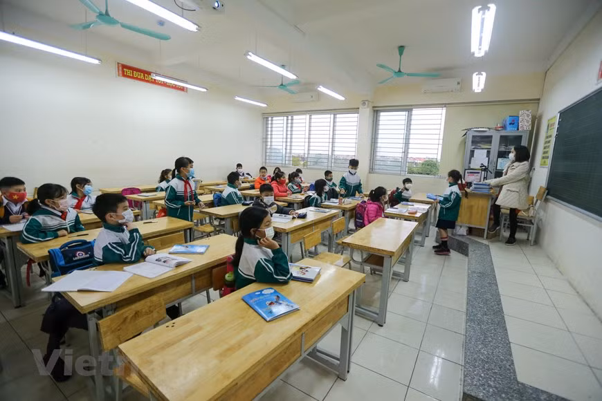 The first class in Xuan Phuong Primary School after a long quarantine period. (Photo: VNA)