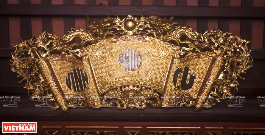 A large frieze is hanged on the highest position in the main hall of Vinh Phuc pagoda (Photo: VNA)