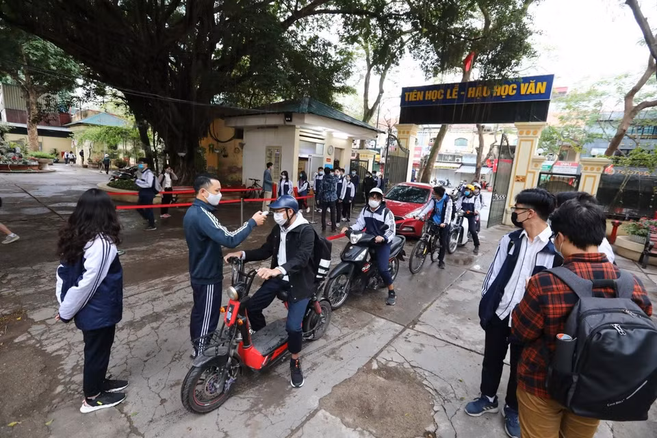 Physical distancing is applied in Viet Duc High School, Hoan Kiem district (Photo: VNA)