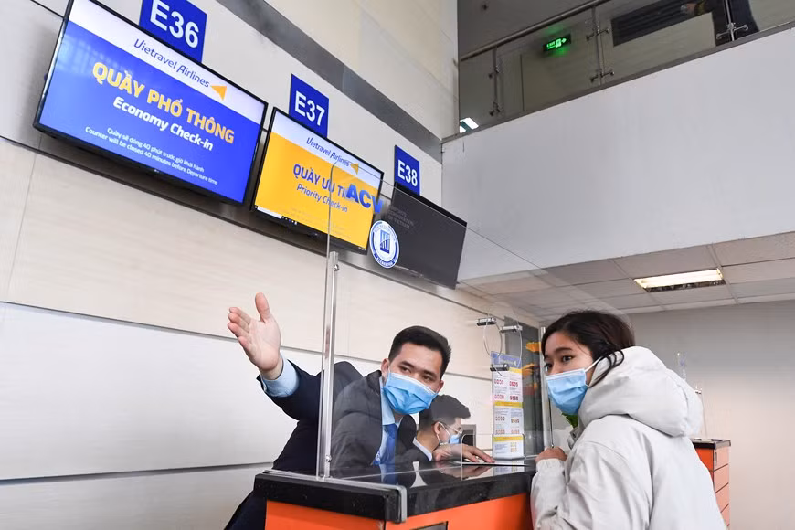 Passengers proactively wear face masks as a protective measure against unpredictable developments of COVID-19 outbreak (Photo: Vietnam+)