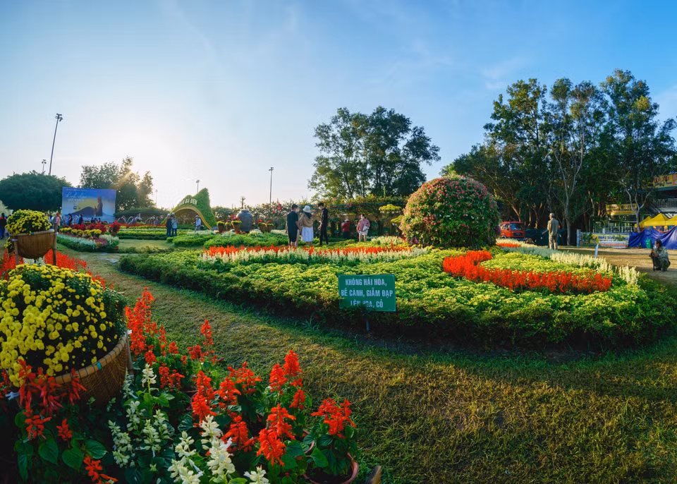 The foothills of Ba Den Mountain are decorated with a variety of flowers to create an impressive check-in point for visitors. (Photo: VNA)
