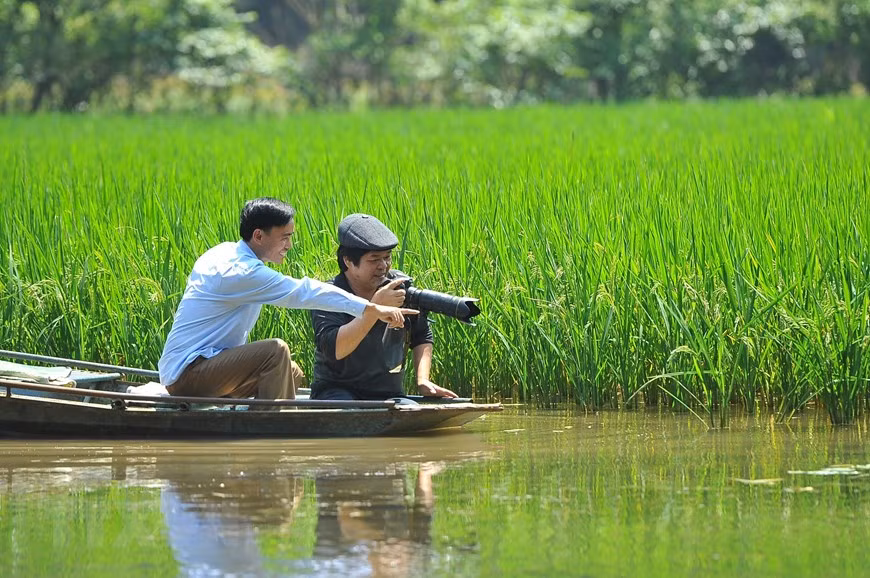 Tam Coc in harvest season attracts many photographers (Photo: VNA)