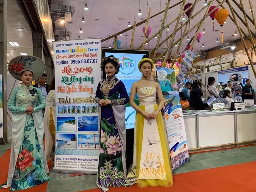The VITM 2019 is the largest of its kind, attracting 720 businesses and tourism promotion agencies from 27 countries and territories worldwide as well as 47 Vietnamese cities and provinces (Photo: VNA)