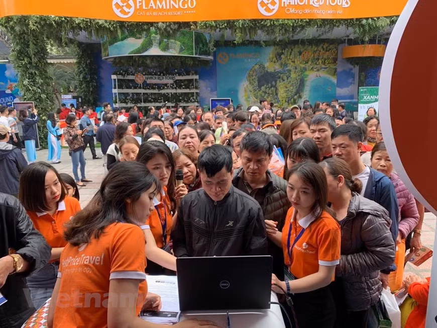 Some 40,000 air tickets and over 18,000 tour packages are on sale at the event (Photo: VNA)