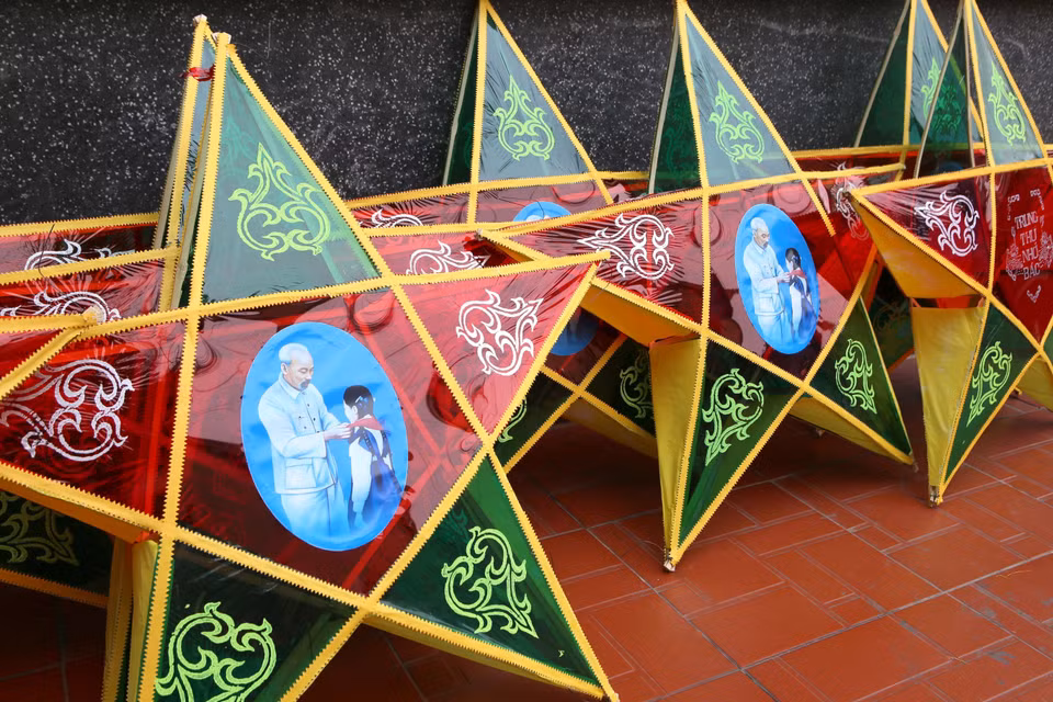 Large star lanterns made by craftsmen in Bao Dap village. (Photo: VNA)