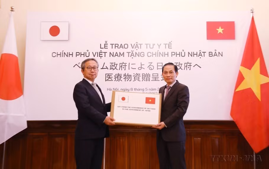 The Ministry of Foreign Affairs organises a ceremony to hand over Vietnamese Government’s medical supplies to Japan to support the country in its COVID-19 fight, May 8, 2020. (Photo: VNA)