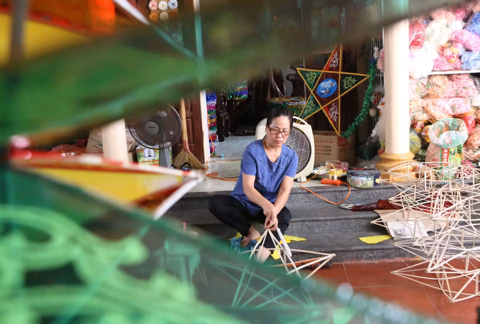 Craftsmen in Bao Dap village busy making star lanterns for the approaching Mid-Autumn Festival. (Photo: VNA)