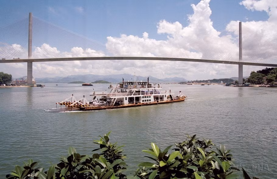 Bai Chay Bridge in Quang Ninh province is a cable-stayed bridge built with Japanese official development assistance (ODA). (Photo: VNA)