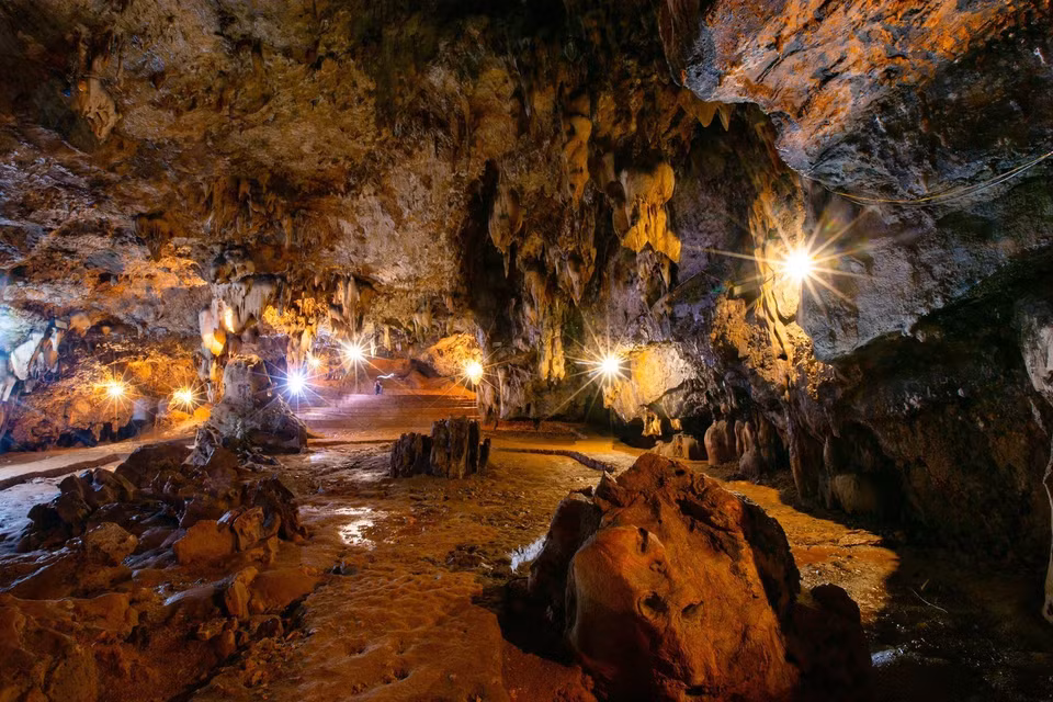 Stalactites inside Tien Phi Cave excite the visitors’ imagination. (Photo: VNA)