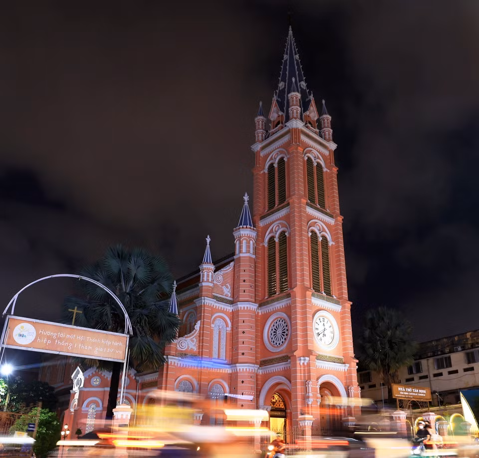 The church is just a short walk from Tan Dinh Market, which has existed for nearly 100 years and houses a food court and thousands of stalls selling groceries, clothing, footwear, fruit, and textiles. (Photo: VNA)