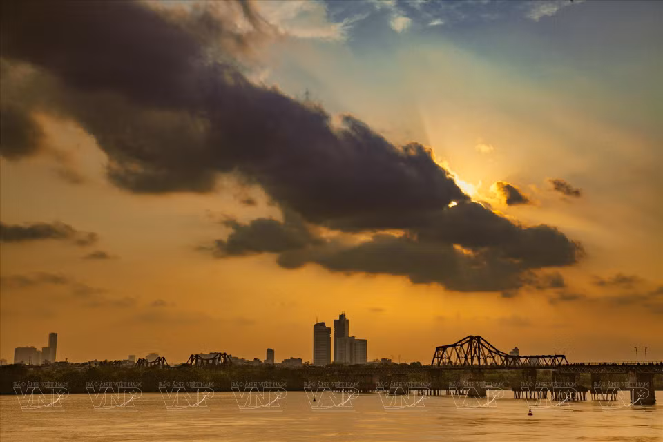 Designed by Gustave Eiffel, Long Bien Bridge boasts a unique form that differentiates it from all others. It is more than just a bridge; it is a charming piece of art that adds to Hanoi’s charm. (Photo: VNA)
