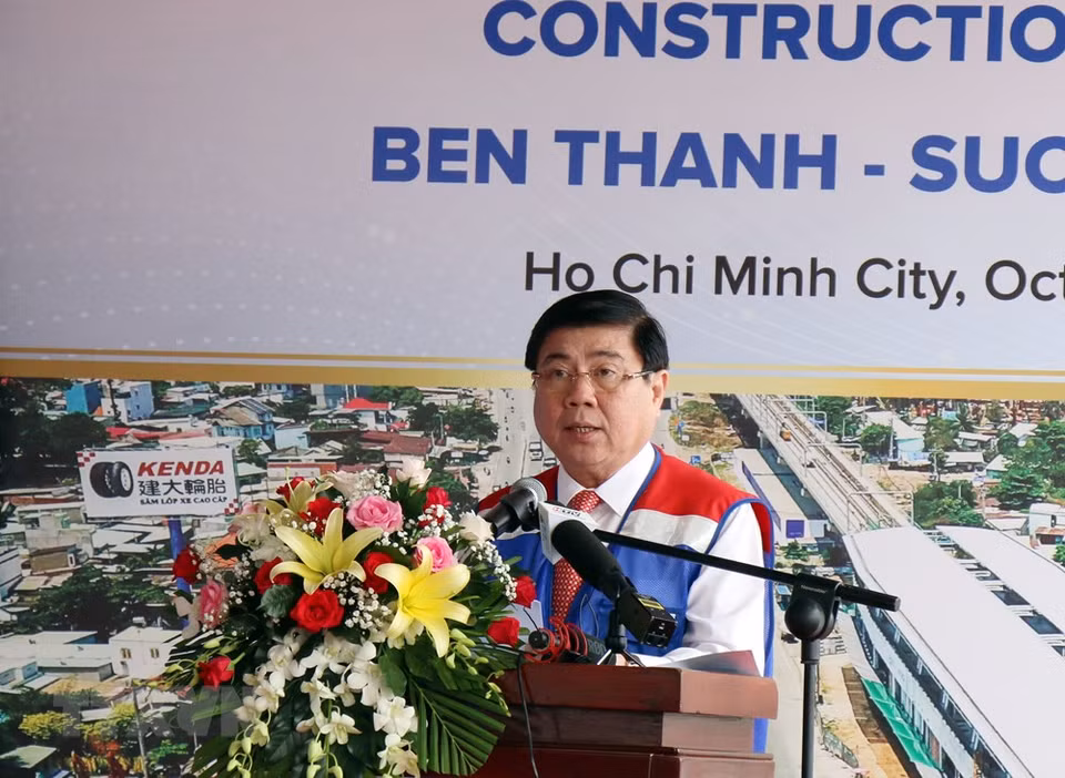 Chairman of the municipal People’s Committee Nguyen Thanh Phong asks the Management Authority as well as contractors and consultation agencies to work harder together to speed up project progress (Photo: VNA)