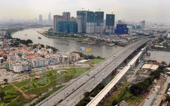 The two-lane bridge's main span measures 267.5m long and 11.1m wide. It forms part of the metro route No. 1, Ben Thanh-Suoi Tien, together with Van Thanh, Dien Bien Phu, Rach Chiec and the flyover on Hanoi Expressway, which is due to become operational in 2020 (Source: VNA) 