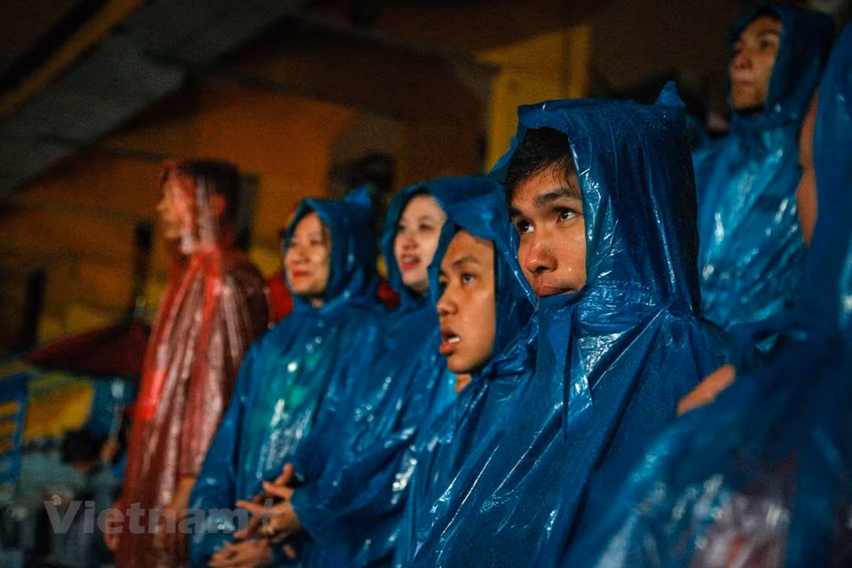 Many were anxious as heavy rains fall in Malaysia prior to the match (Photo: VNA)