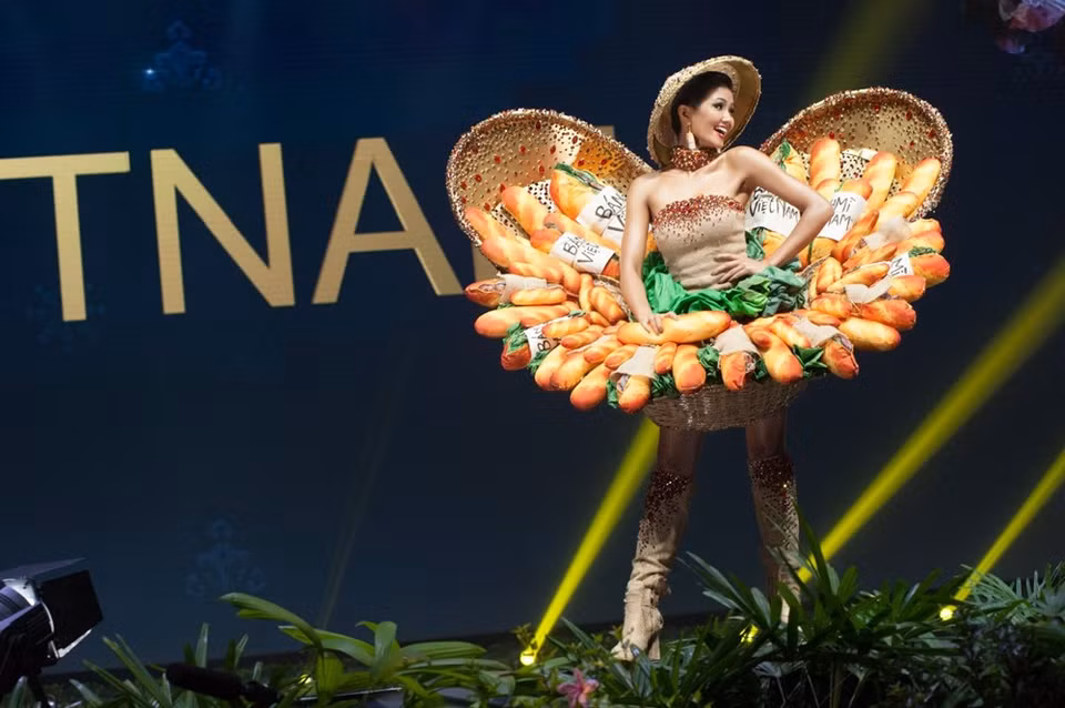 Miss Vietnam brings to the show the national costume, “Banh mi”, inspired by the nation’s most popular street food (Photo: Organising board)