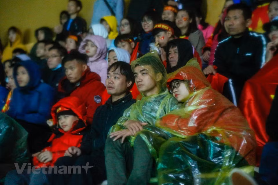 Fans looked sad as Malaysia drew with the Vietnam 2-2 (Photo: VNA)