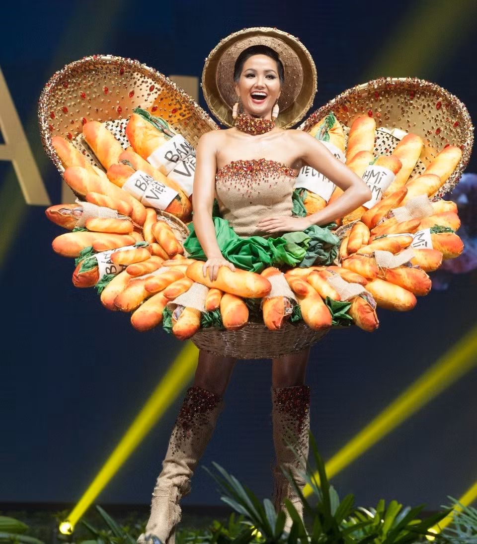 The dress was selected as one of the 15 best outfits by Global Beauties (Photo: Organising board)