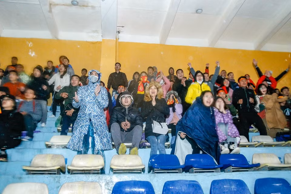 Heavy rains and cold weather could not restrain fans from supporting the national team (Photo: VNA)
