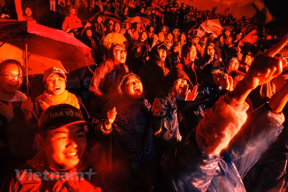 During the 90-minute match, fans experienced mixed feelings (Photo: VNA)
