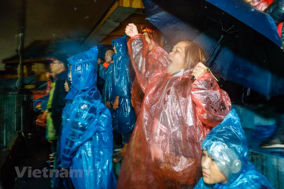 Two consecutive goals by the national team made fans happy (Photo: VNA)