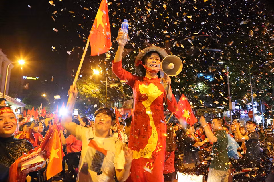 Thousands of fans gather around Hoan Kiem Lake area, cheering and celebrating the Philippines’2-1 (Photo:Thanh Dat/VNA)