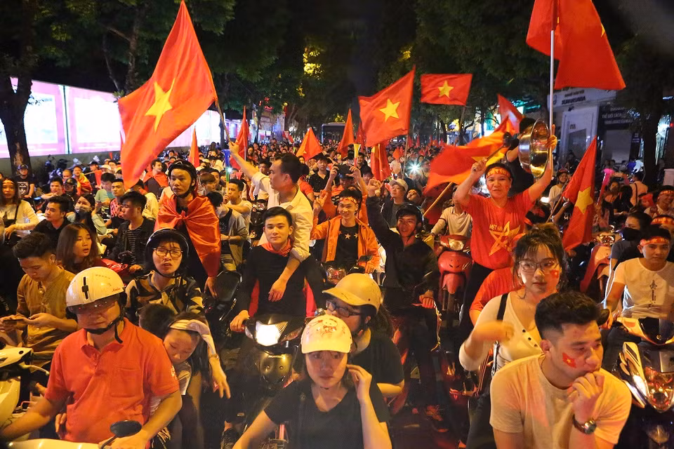 Football fans storm the streets to celebrate victory of Vietnamese team (Photo:Thanh Dat/VNA)