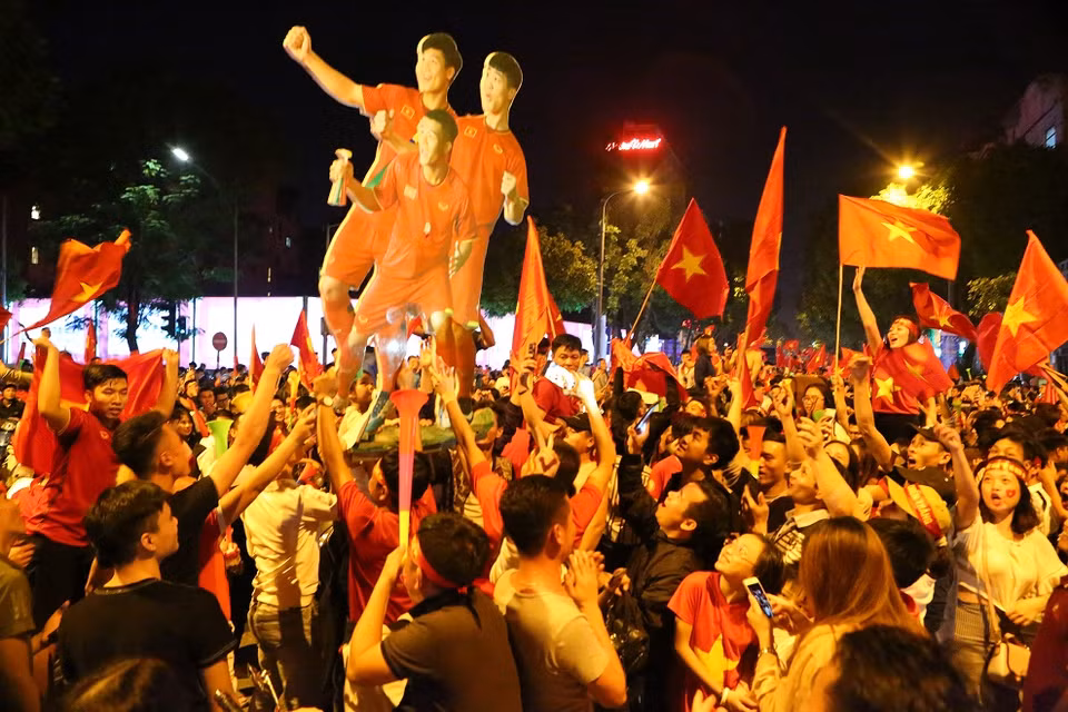 Thousands of fans gather around Hoan Kiem Lake area, cheering and celebrating the Philippines’2-1 (Photo:Thanh Dat /VNA)