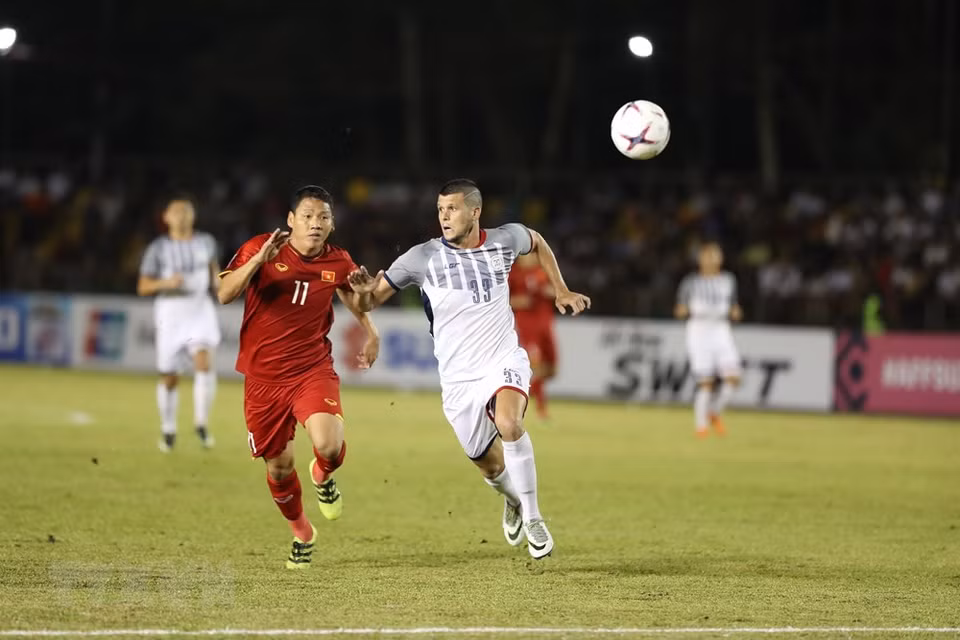 Vietnamese and Filipino players are tackling during the match (Photo:VNA)