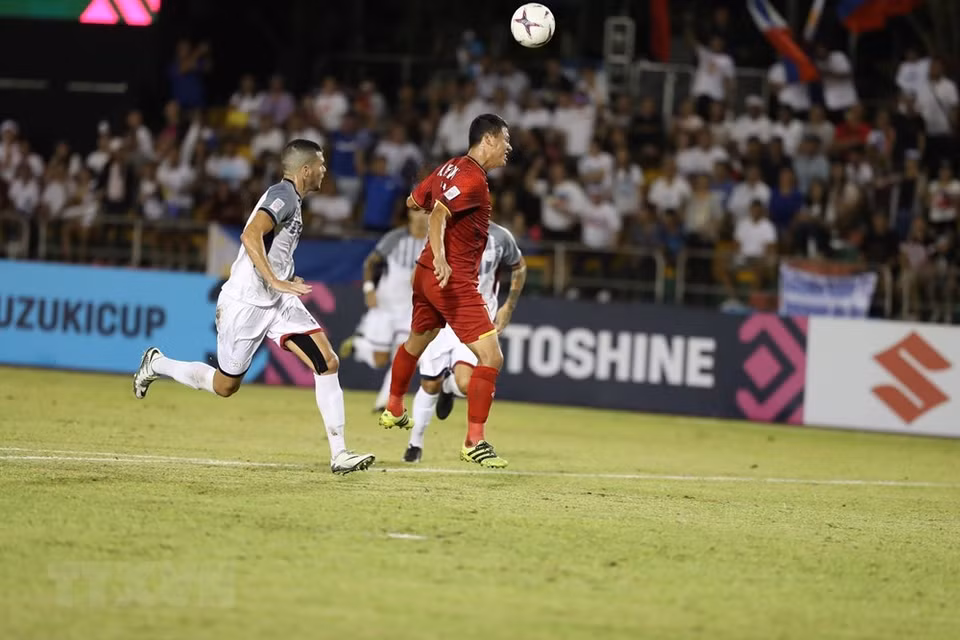 Vietnamese and Filipino players are tackling during the match (Photo:VNA)