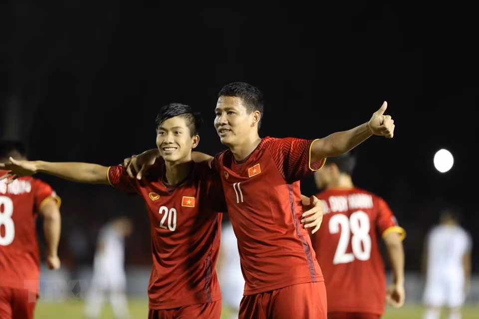 Vietnam’s Van Duc (left) and Anh Duc celebrate after scoring the goal (Photo:VNA)