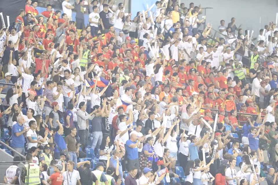 Fans celebrate Van Duc’s score at Panaad Stadium (Photo: VNA)
