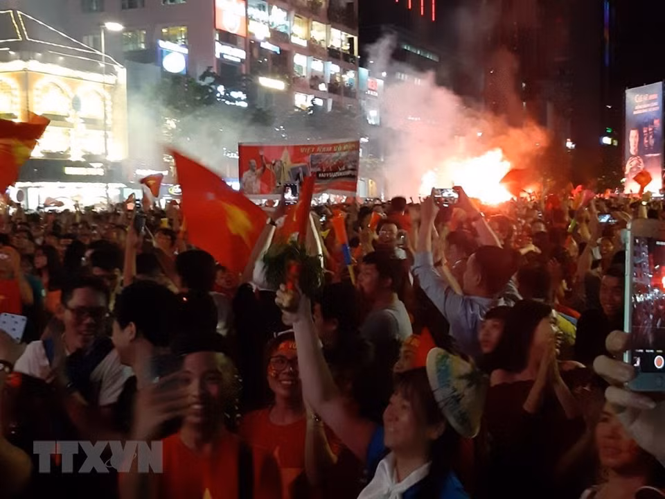  The national flag is held aloft all over the country (Photo: VNA)