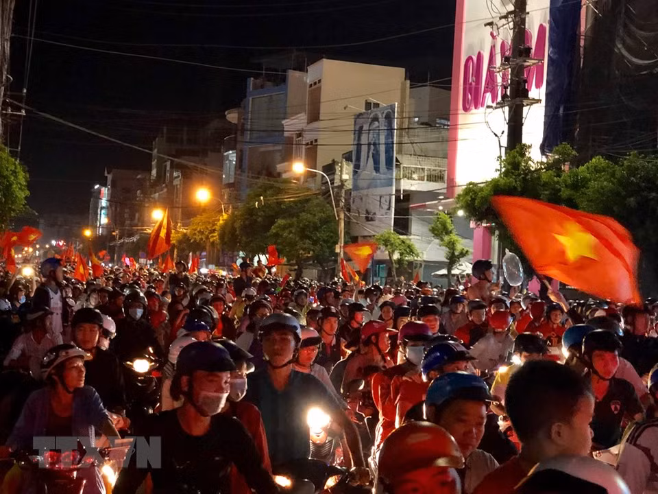 Fans in Hanoi flock into streets to celebrate the win (Photo: VNA)