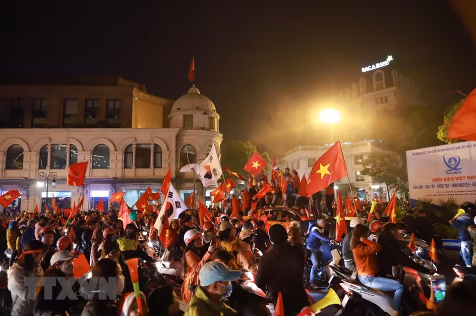 Fans in Hanoi flock into streets to celebrate the win (Photo: VNA)