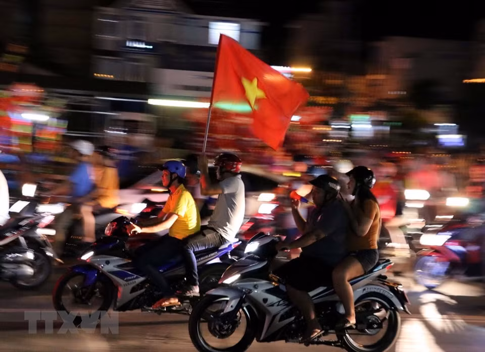 Fans burst out in joyous exuberance as Vietnam beat the Philippines 2-1 in the second leg semifinal, entering into the final match of the AFF Suzuki Cup 2018 (Photo: VNA)