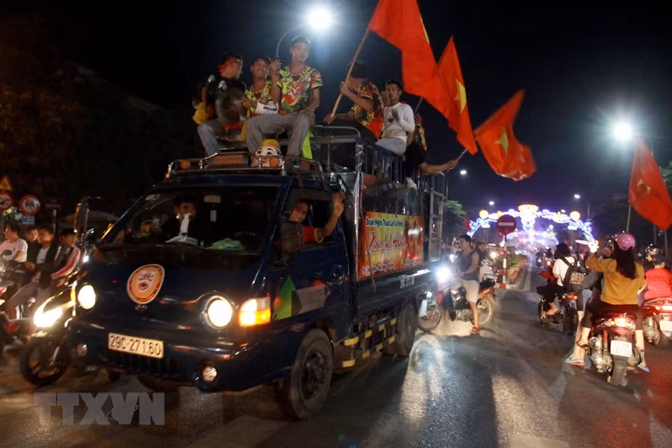 People of all ages are out on the streets in Thai Binh city (Photo: VNA) 
