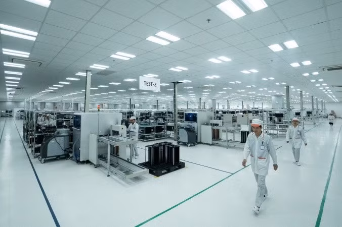 The phones are being manufactured at the VinFast automobile and electric motorbike manufacturing complex in Dinh Vu – Cat Hai industrial park in the northern port city of Hai Phong (Photo: Reporter)