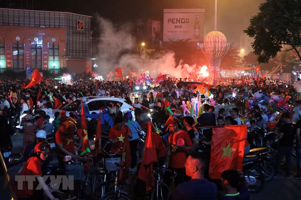 National flags fly high in Hai Duong city as fans celebrate the country's victory (Photo: VNA)
